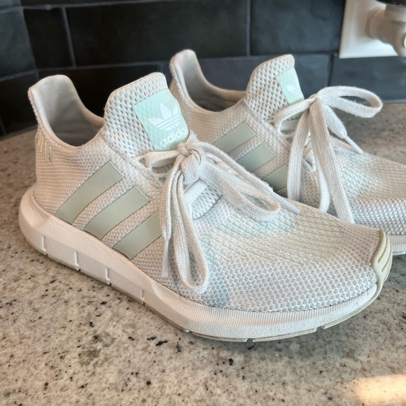 Ladies Adidas Shoes Size 6 - Picture 3 of 11